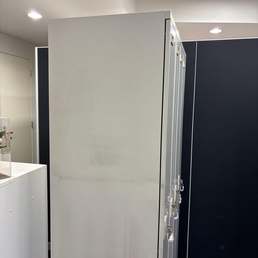 鍵付きオフィスロッカー 4人分グレー(スチール製)