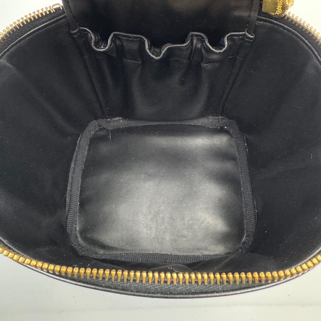 CHANEL シャネル　バニティバッグ　ブラック　エナメル　ココマーク　シール有