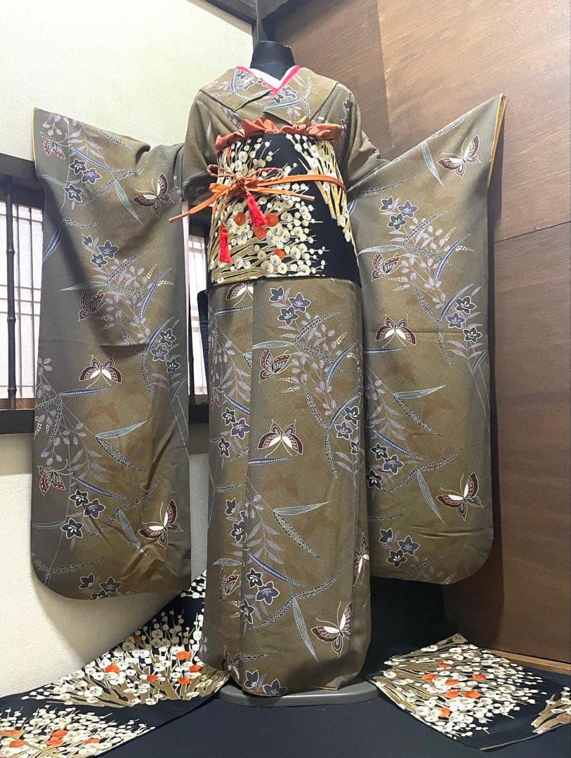 振袖フルセット6点サイズM〜Ｌ正絹　　舞蝶草花文　暈し染め