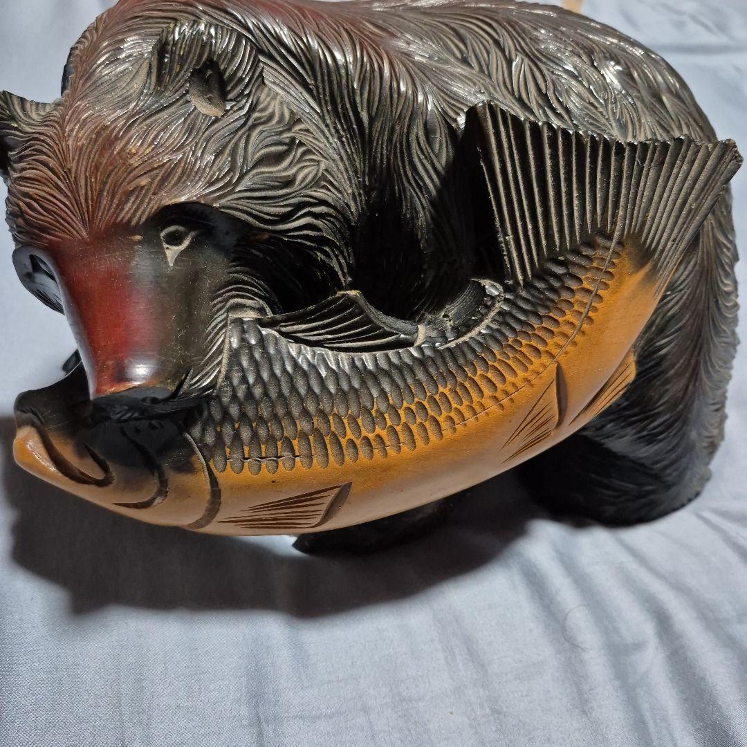 木製クマの魚持ち彫刻
