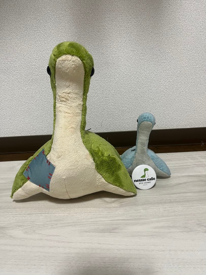 ネッシーぬいぐるみ2種+Nessie Cafe限定バッジ｜ワットソンパッチ｜