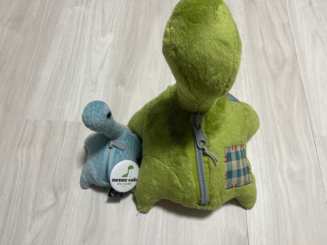 ネッシーぬいぐるみ2種+Nessie Cafe限定バッジ｜ワットソンパッチ｜