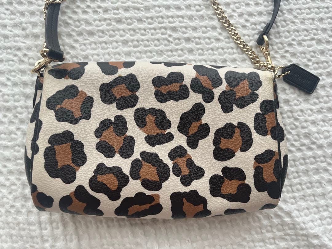 美品COACHコーチのヒョウ柄バック/斜め掛け、ショルダー付