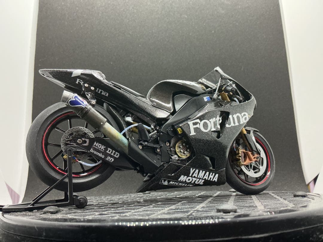 ④ テスト車両　ヤマハYZR-M1 #７カルロスチェカ　カーボン風外装プラモデル