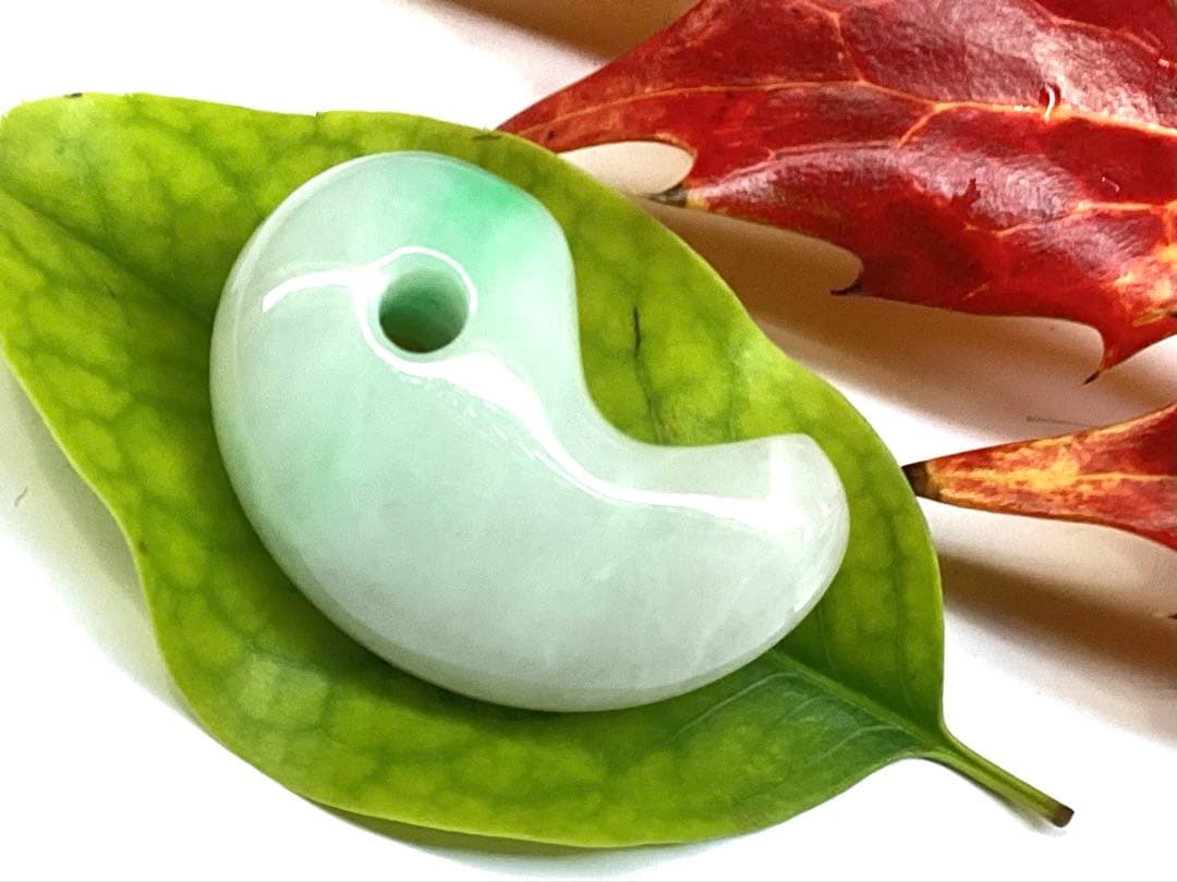 ✳premiumシリーズ 幸運導く天然無垢石の御守り　糸魚川翡翠ジェダイト勾玉