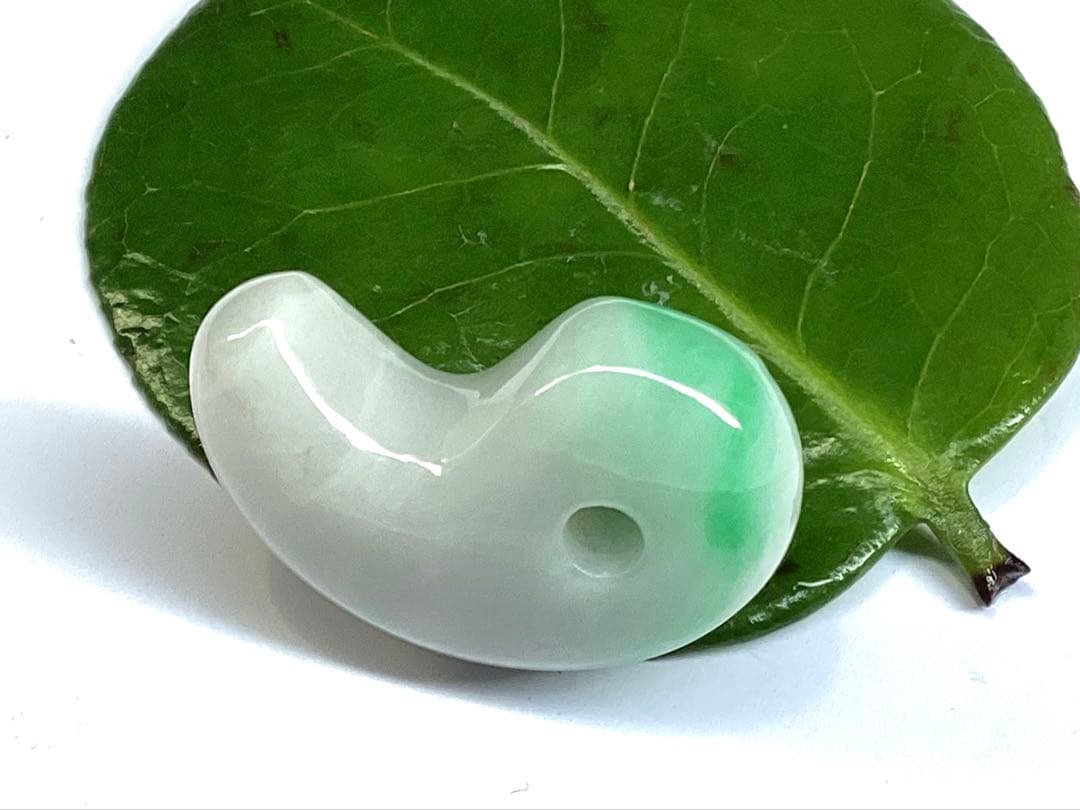 ✳premiumシリーズ 幸運導く天然無垢石の御守り　糸魚川翡翠ジェダイト勾玉