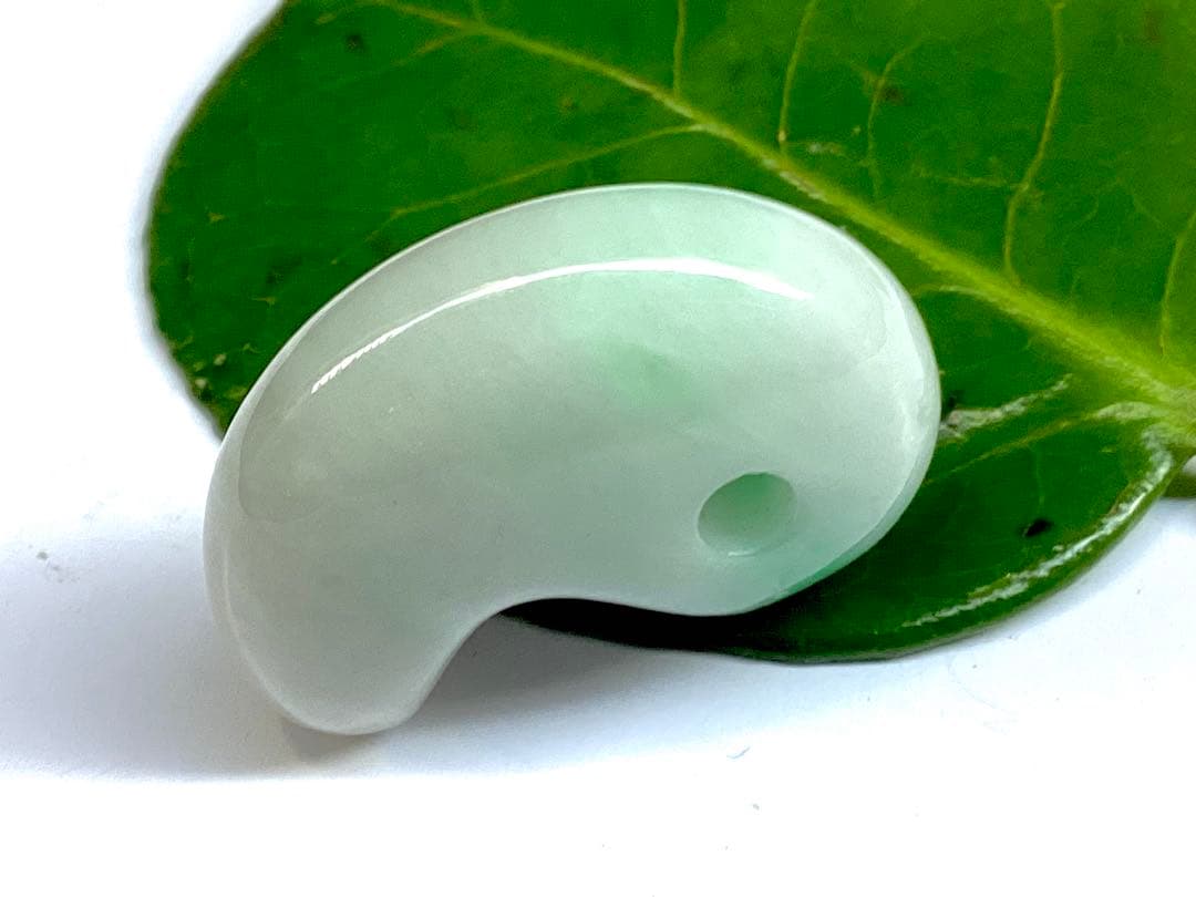 ✳premiumシリーズ 幸運導く天然無垢石の御守り　糸魚川翡翠ジェダイト勾玉