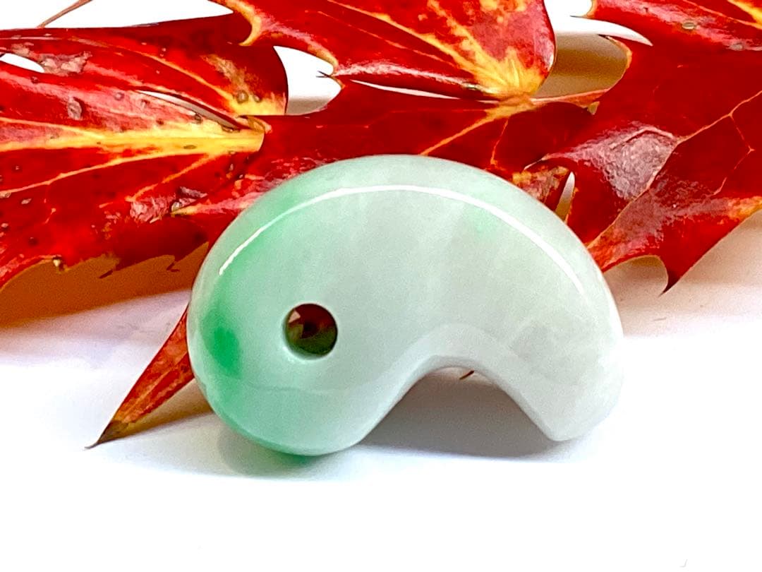 ✳premiumシリーズ 幸運導く天然無垢石の御守り　糸魚川翡翠ジェダイト勾玉