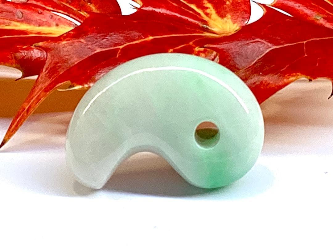 ✳premiumシリーズ 幸運導く天然無垢石の御守り　糸魚川翡翠ジェダイト勾玉