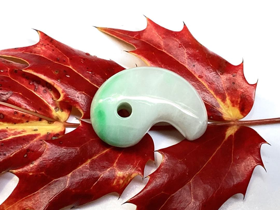 ✳premiumシリーズ 幸運導く天然無垢石の御守り　糸魚川翡翠ジェダイト勾玉