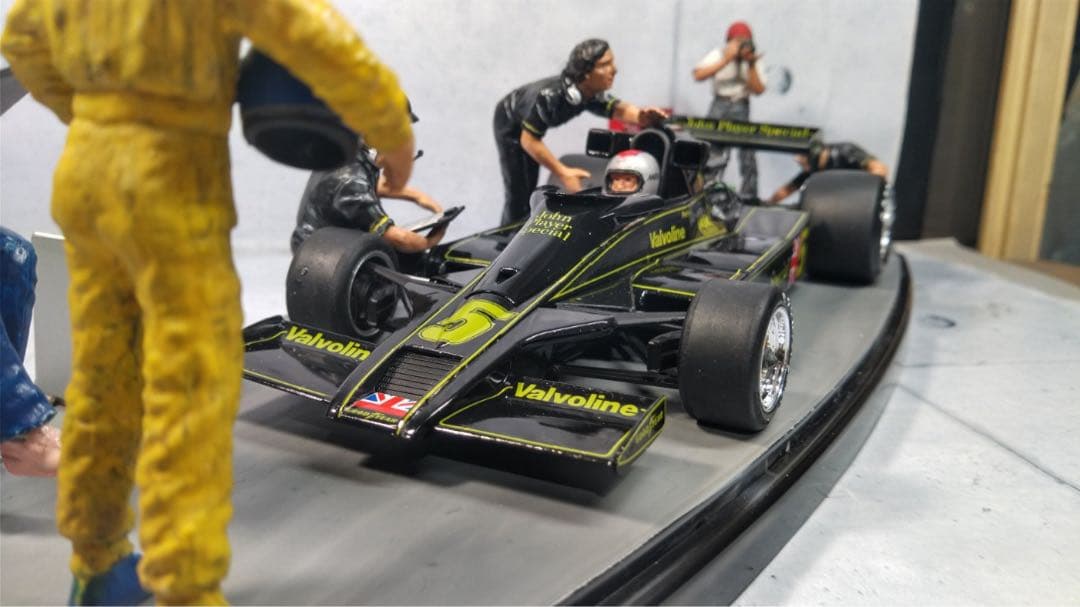 JPSロータス78完成品とタミヤ　モータースポーツチームセットの組合せ情景作品