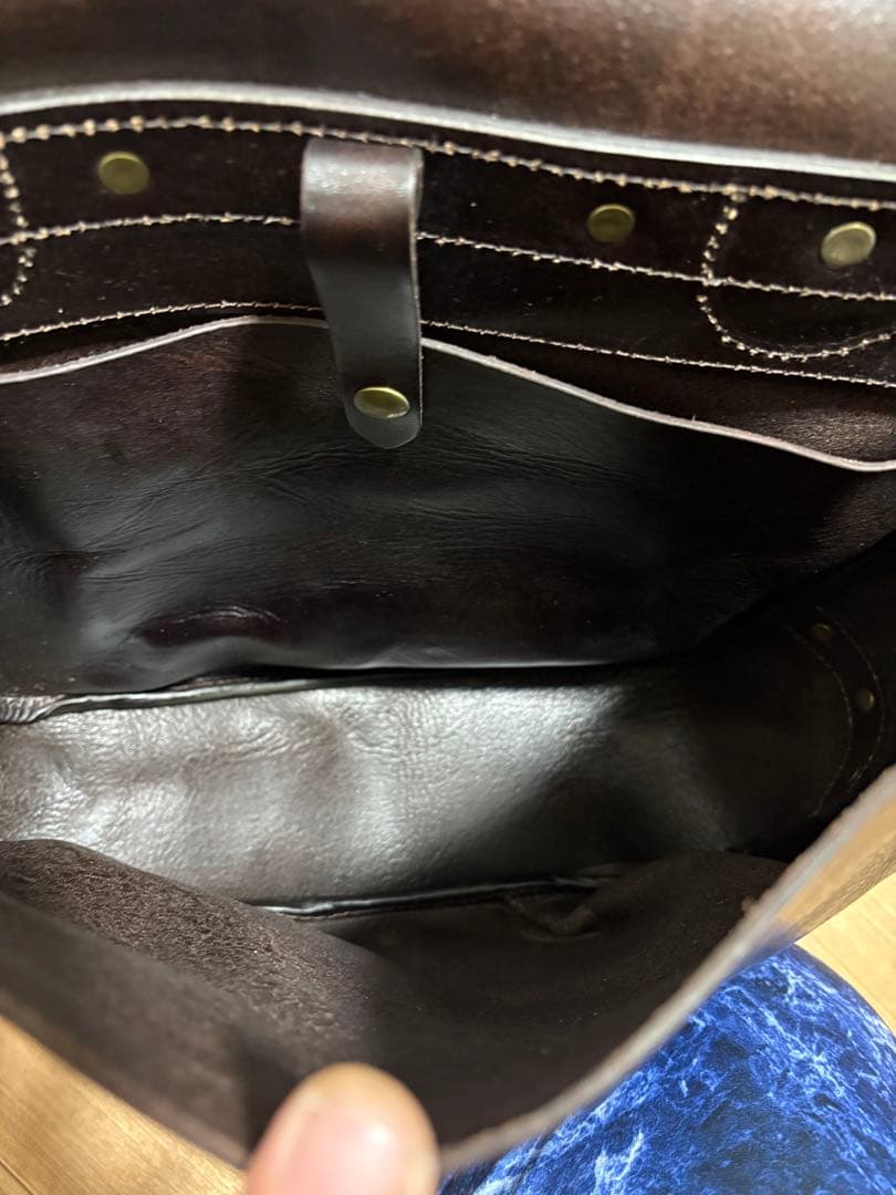 手作りのレザーメッセンジャーバッグ