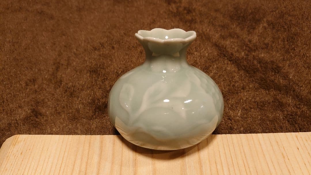 青磁　李朝青磁　陽刻　小壺　花入　蔵出し　１客