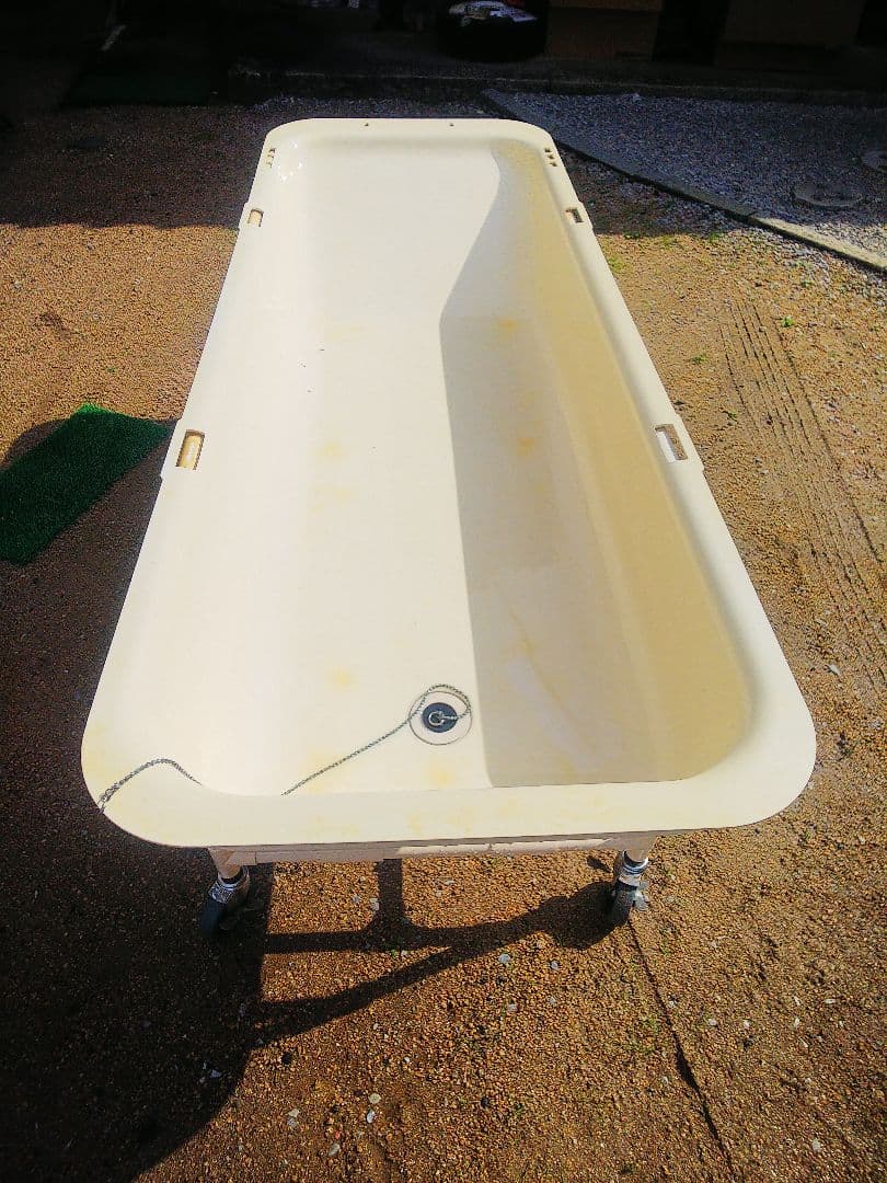 クリーム色のプラスチック製バスタブ