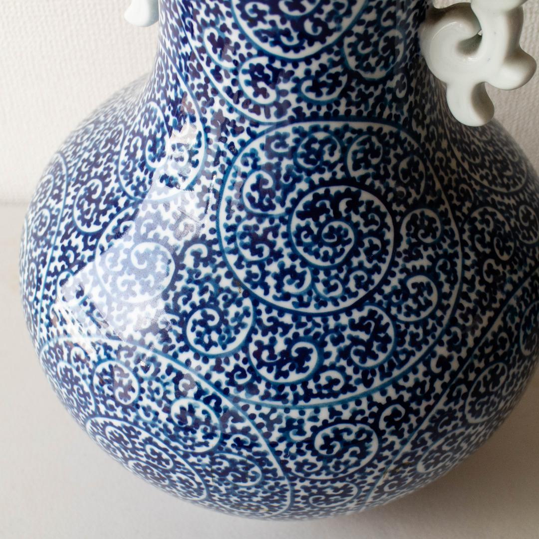 池田視行作 肥前有田 染付 蛸唐草文 双耳花瓶 高さ39.4cm