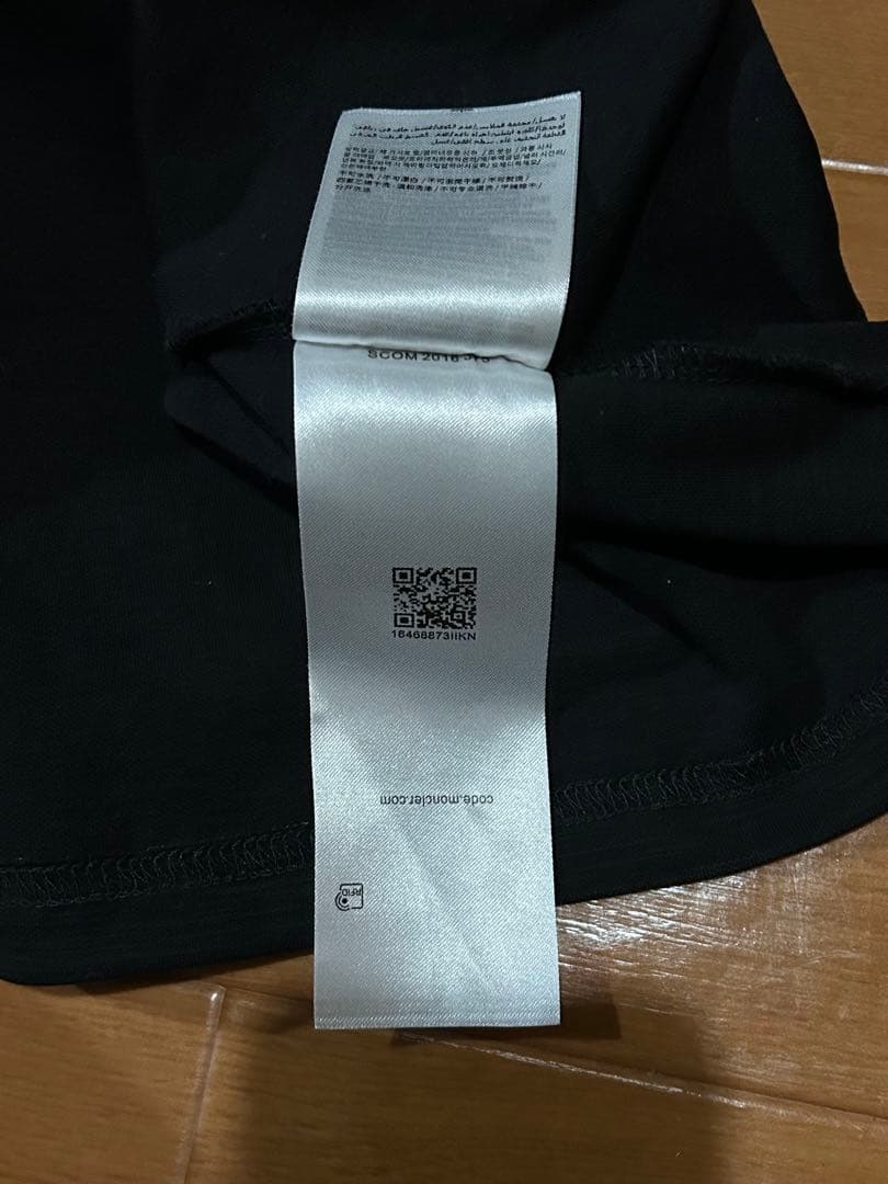 MONCLER ブラック Tシャツ