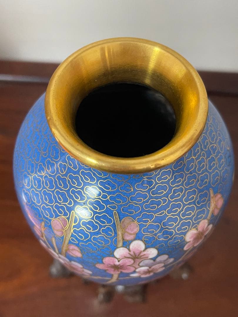 中国美術 梅蝶柄 七宝 花瓶 一对。七宝焼 壶1個台付き。一輪挿し一個おまけ付き