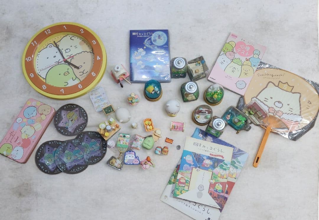 すみっコぐらし　まとめ売り　テラリウム　時計 DVD 本 うちわなど（追加あり）