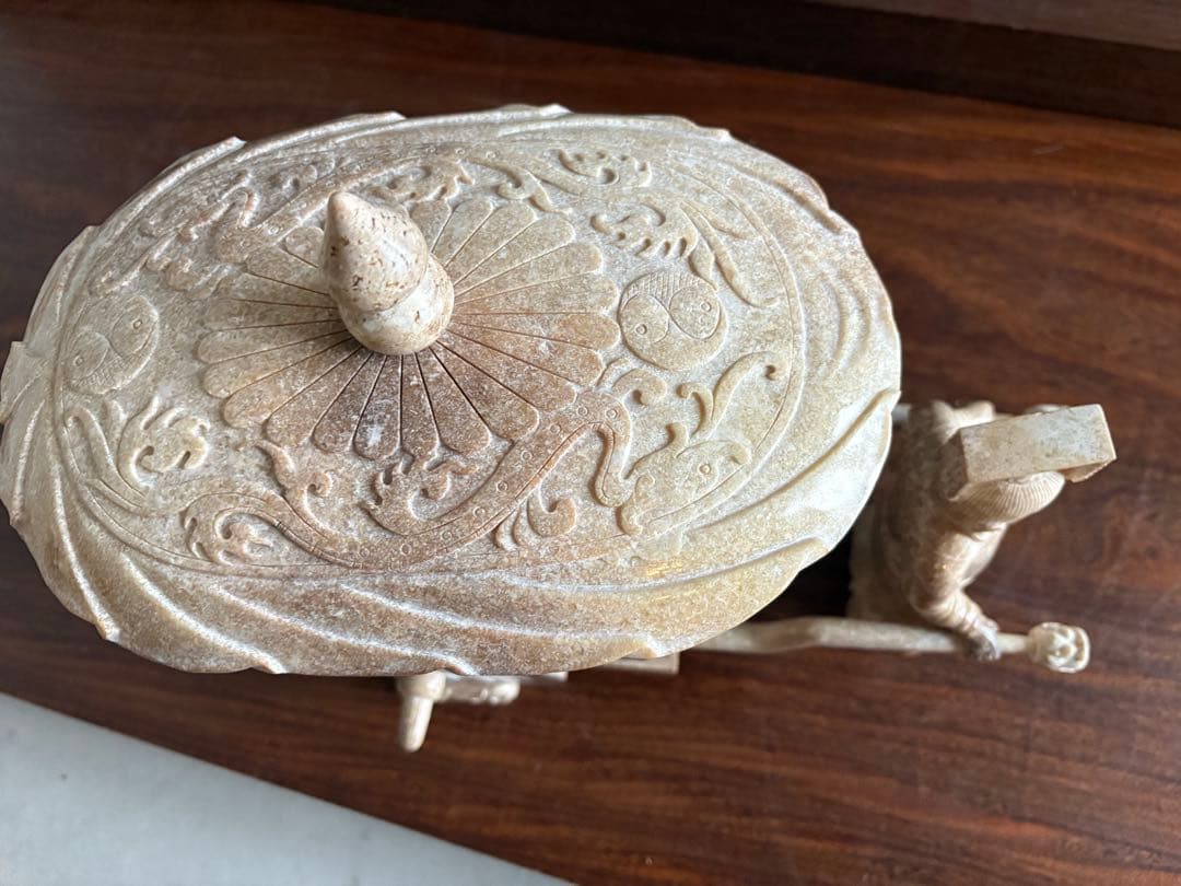 石？玉？の大きな中国的置物　皇帝車？