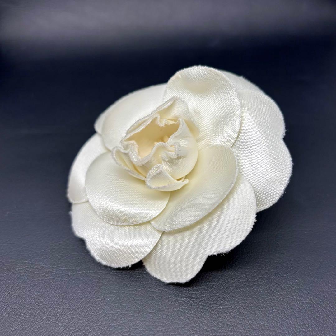 【美品】【シャネル】コサージュ ブローチ カメリア 白 入園式 入学式 式典など