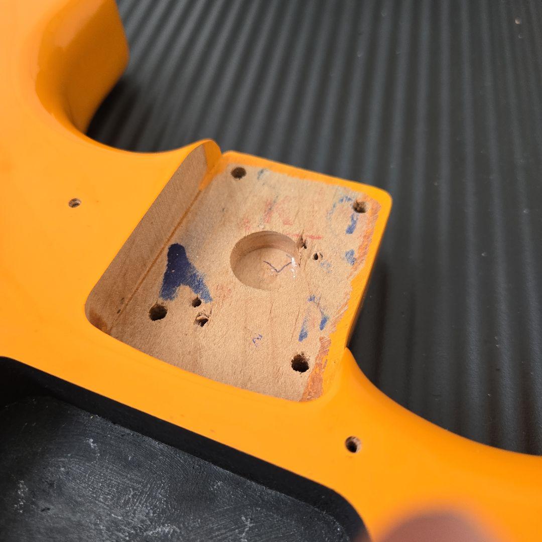 fender ストラトキャスター　アルダー　ボディ　オレンジ