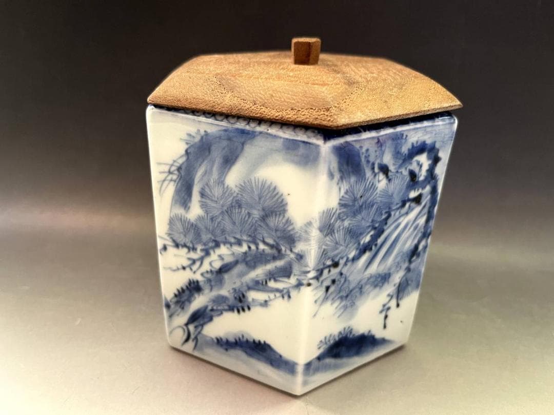 火入■染付六角火入れ 鷹 山水鳥紋 松 幾何学模様（江戸期）木彫り蓋付き 時代物