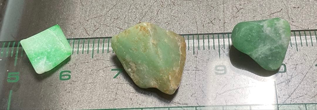鮮やかな緑色　糸魚川翡翠3個セット合計3g ヒスイ　ひすい