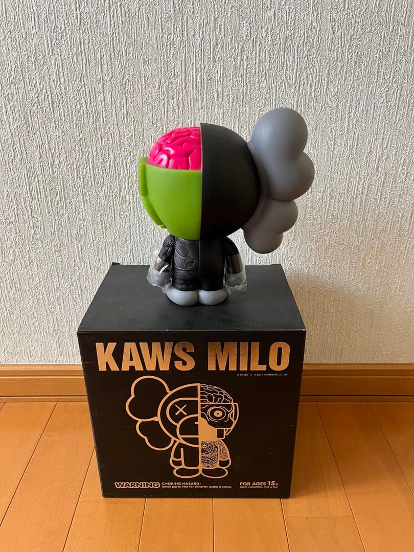 KAWS MILO フィギュア　APE オリジナルフェイク