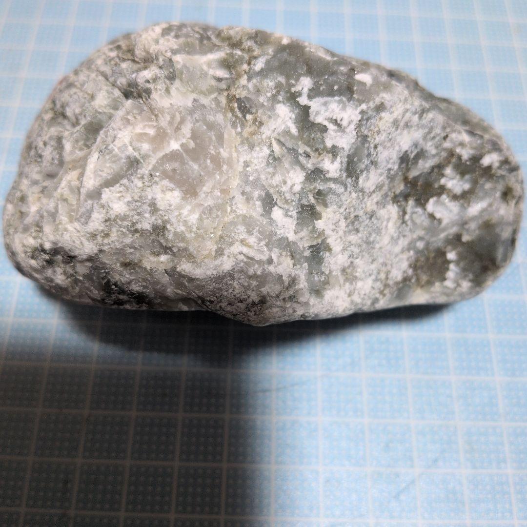 緑色と白色の石