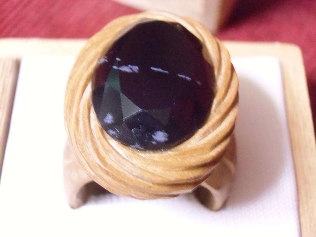 ＫＶ白檀木彫石入りユビワ/指輪/リング＋木箱