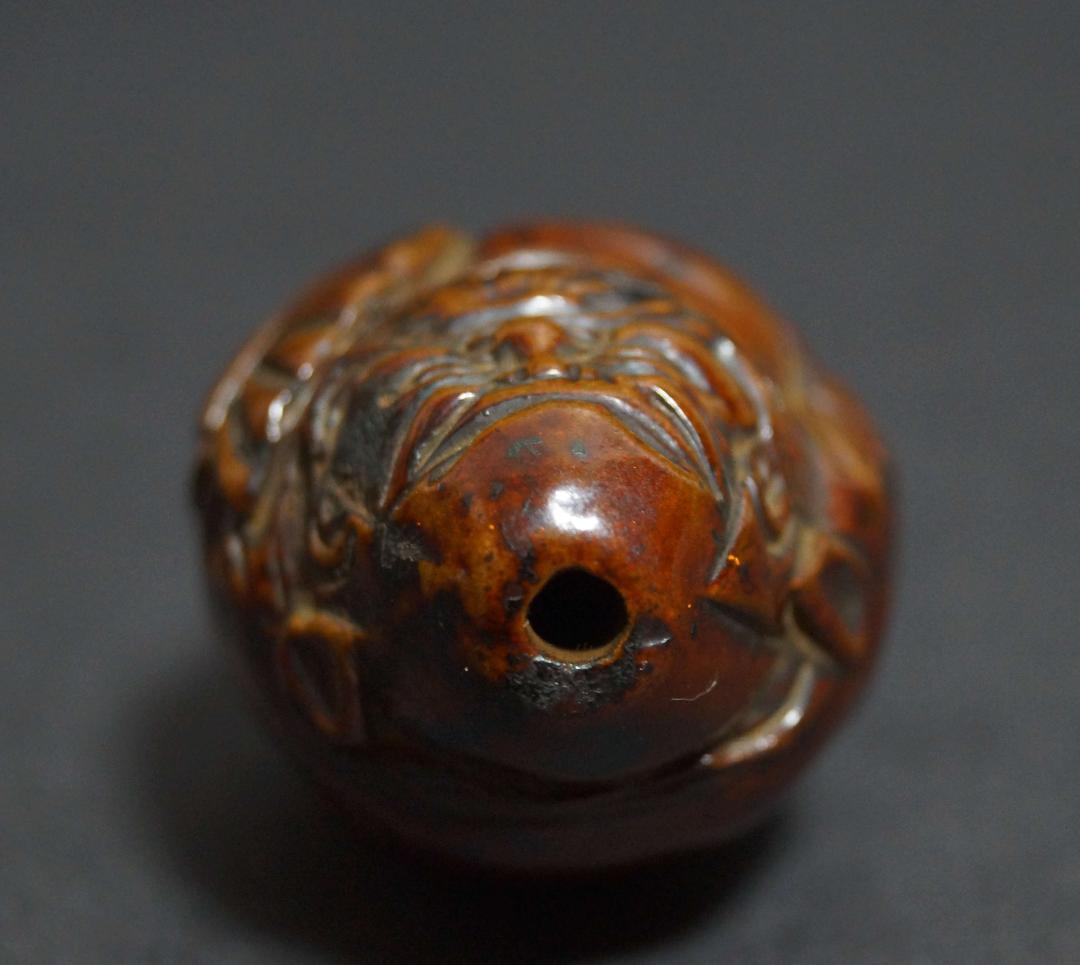 清 胡桃彫 細工彫り『達磨像』根付 種彫り緒締玉 提げ物 装飾品 長さ4.8ｃｍ