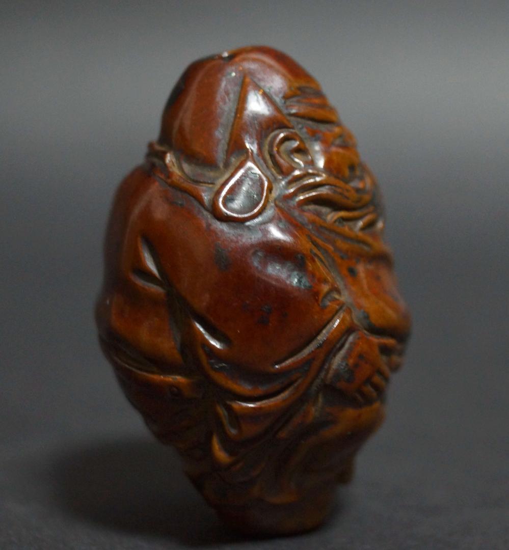清 胡桃彫 細工彫り『達磨像』根付 種彫り緒締玉 提げ物 装飾品 長さ4.8ｃｍ