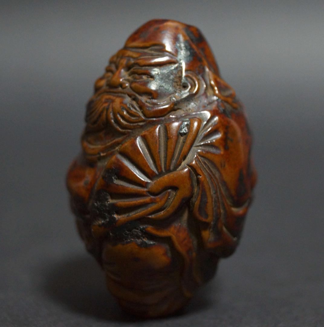 清 胡桃彫 細工彫り『達磨像』根付 種彫り緒締玉 提げ物 装飾品 長さ4.8ｃｍ