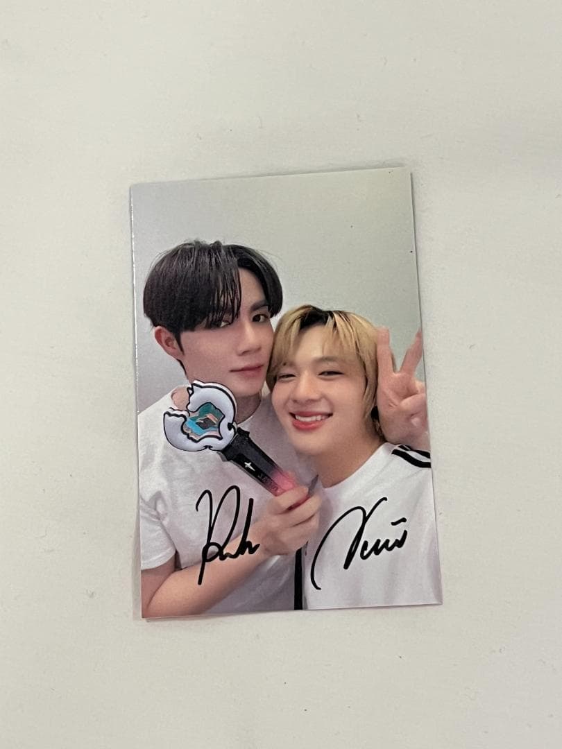 ZeeNuNew ペンライト　直筆サイン入りトレカ付き