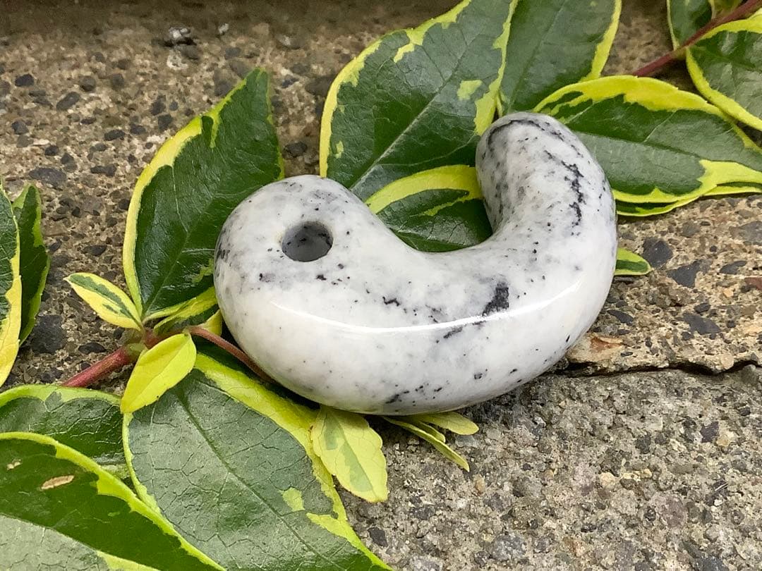 ✳何処にもありません‼️カルセドニー材料勾玉　限定品最後の1点// 糸魚川翡翠勾玉