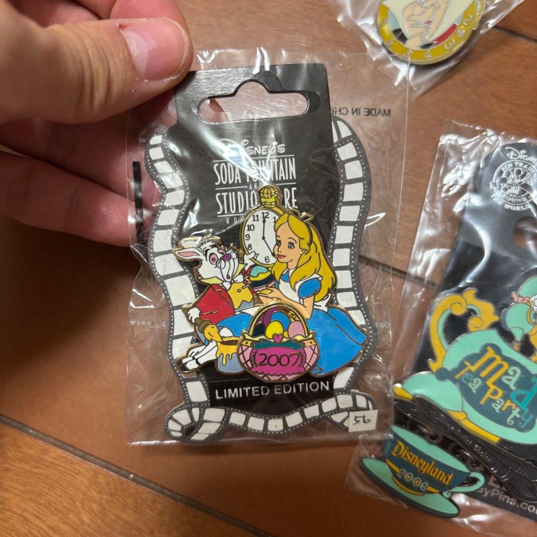 【新品未使用】不思議の国のアリス 海外ディズニー ピンバッジ ❶