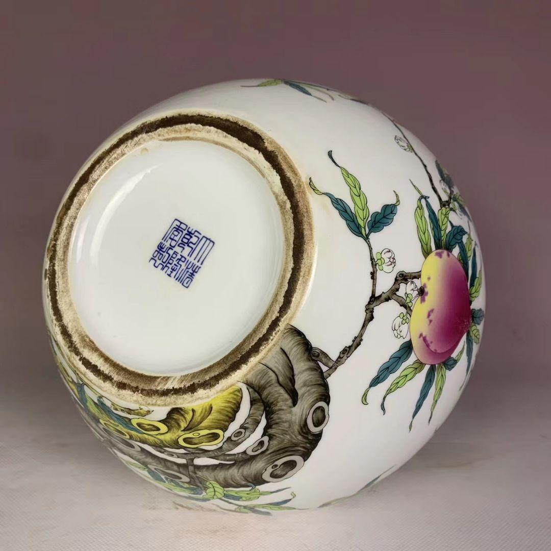 中国 大清乾隆年製銘 粉彩 花瓶 天球瓶 九桃図花瓶