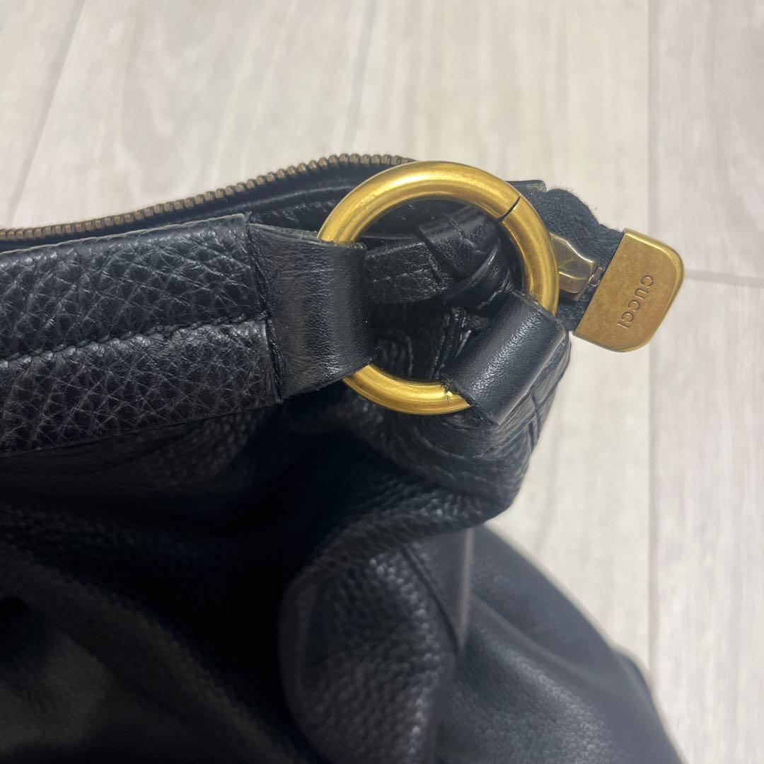 GUCCI ブラックバッグ　ノートPC入る大きさ　柔らかいレザーで使いやすい