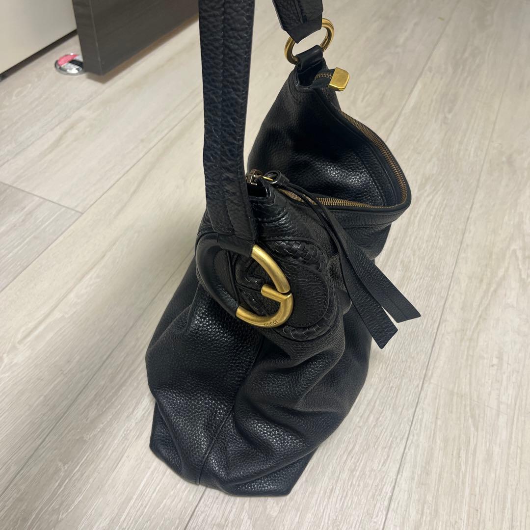 GUCCI ブラックバッグ　ノートPC入る大きさ　柔らかいレザーで使いやすい