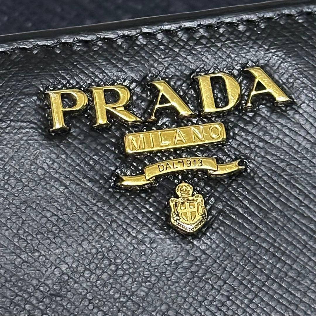 PRADA プラダ　折り財布　ラウンドファスナー　ゴールドロゴ　ブラック