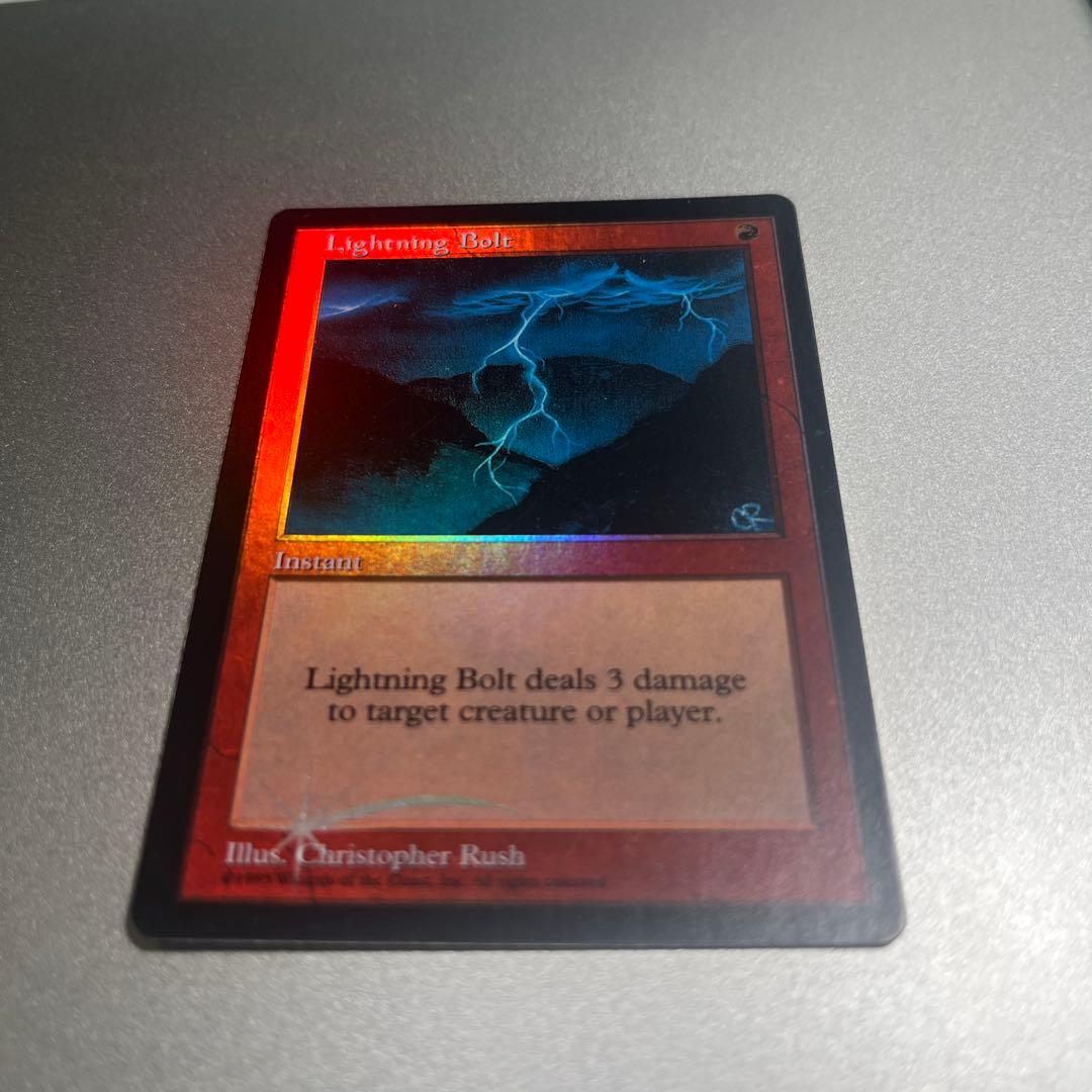 ①MTG foil 《稲妻/Lightning Bolt》(ジャッジ褒賞)旧枠