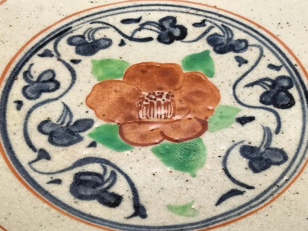 痴陶人作 呉須赤絵 椿文 尺大皿　日本人として初　大英博物館で個展を開催