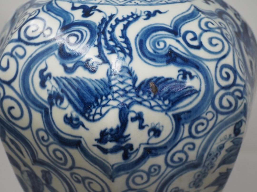 青花　染付　八角瓶　鳳凰　麒麟　葡萄　昆虫　花鳥風月　中国　中華　壺