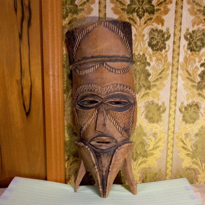 インドネシア製　壁掛け木彫　オブジェ　木製　木彫り　インテリア　魔除け　厄除け
