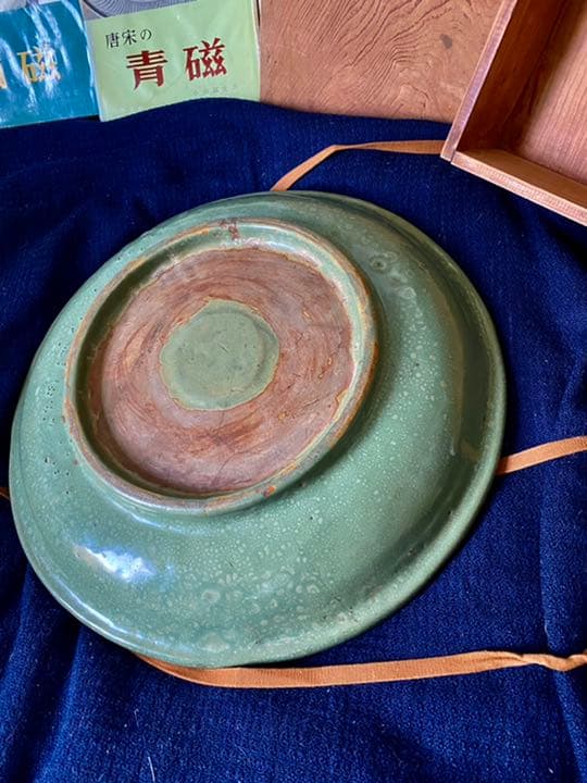 中国、明代龍泉窑青瓷大皿、布、はこ箱付き、サイズ約43cm高さ約7.5cm