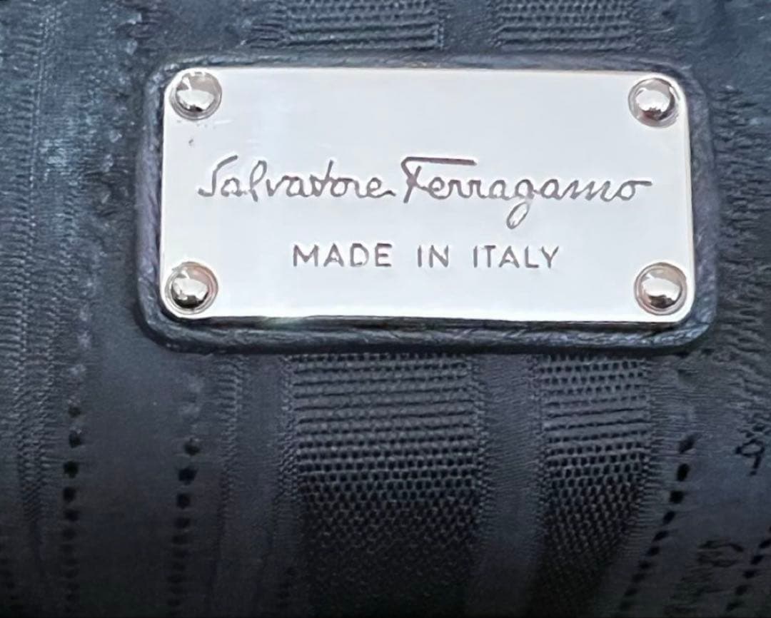 サルヴァトーレフェラガモ　ブラックレザー ハンドバッグ
