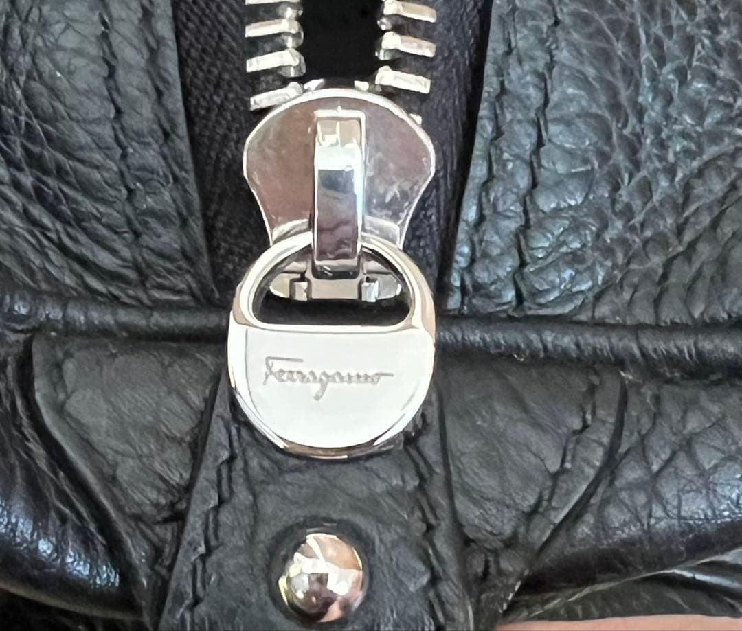 サルヴァトーレフェラガモ　ブラックレザー ハンドバッグ