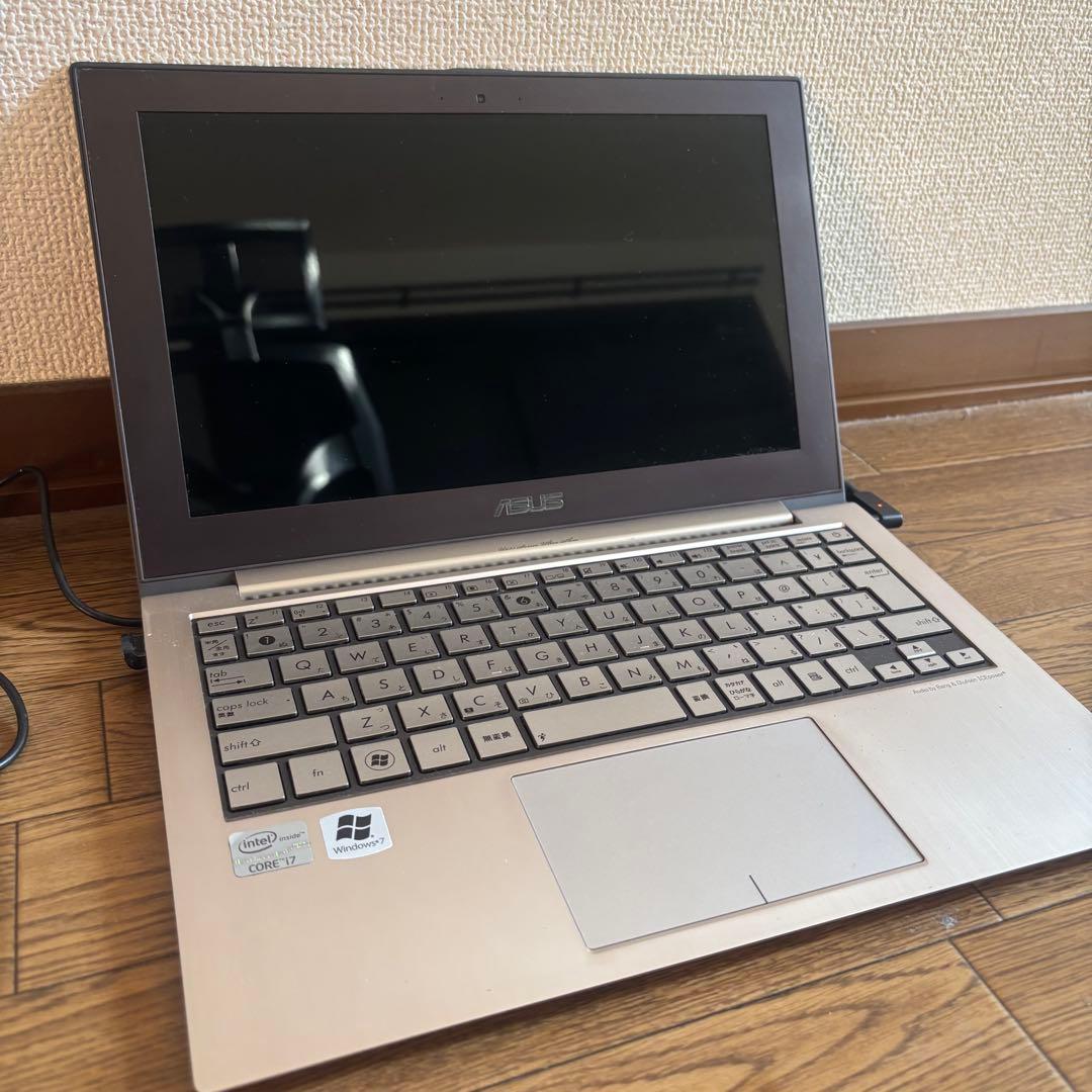 ASUS ZENBOOK ACアダプター、USBメモリつき
