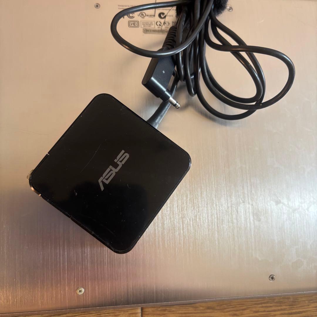 ASUS ZENBOOK ACアダプター、USBメモリつき