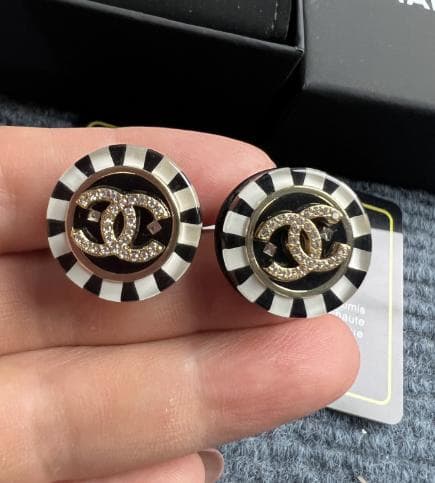 【美品】シャネル ブラック × ホワイト ストライプ ラウンド ダブル C